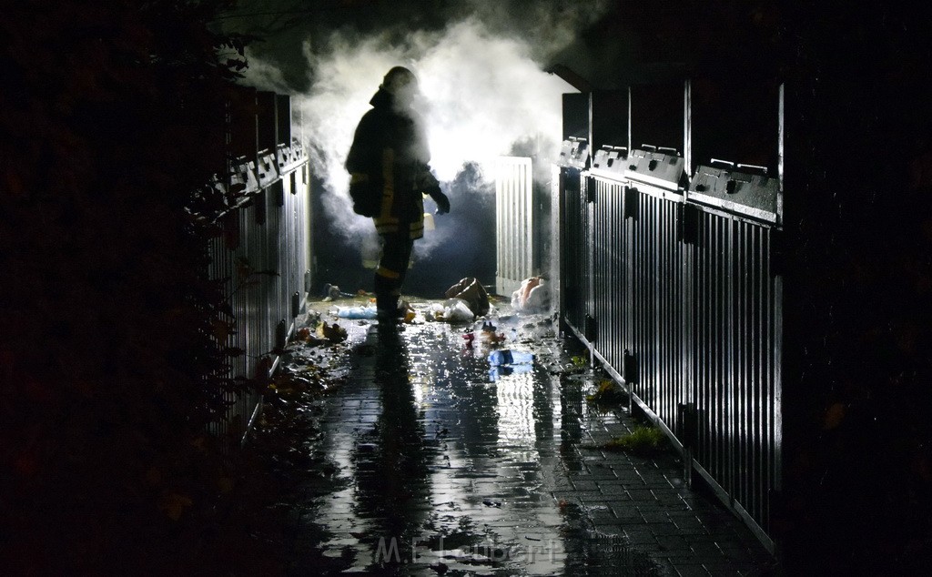 Mehrere Muell Sperrmuellbraende Köln Vingst Ansbacherstr P78.JPG - Miklos Laubert